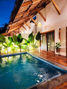 - une piscine en face d'une maison dans l'établissement Yumi Villas, à San Vicente