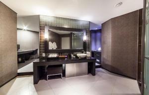 La salle de bains est pourvue d'un lavabo et d'un miroir. dans l'établissement Jbis Hotel, à Uijeongbu
