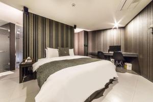 Postel nebo postele na pokoji v ubytování Jbis Hotel
