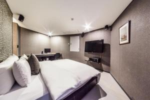 TV a/nebo společenská místnost v ubytování Jbis Hotel
