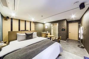 Postel nebo postele na pokoji v ubytování Jbis Hotel