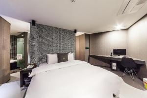 Postel nebo postele na pokoji v ubytování Jbis Hotel