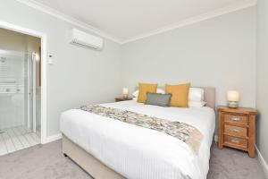 Postel nebo postele na pokoji v ubytování Villa 2br Pinot Grigio Villa located within Cypress Lakes Resort + 18 fotografií