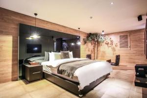 1 dormitorio con 1 cama grande en una habitación en Jbis Hotel en Uijeongbu