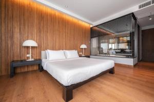 1 dormitorio con cama grande y ventana grande en Ocean Portofino/Luxury2BR/153SQM en Na Jomtien