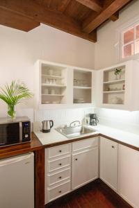 Cucina o angolo cottura di Copper and Lumber Store Hotel