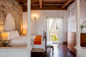 Letto o letti in una camera di Copper and Lumber Store Hotel