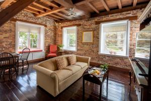 Area soggiorno di Copper and Lumber Store Hotel