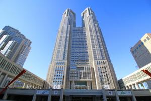 un groupe de grands bâtiments dans une ville dans l'établissement Stay SAKURA Tokyo Shinjuku Hyakukura, à Tokyo