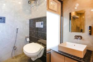 - deux photos d'une salle de bains avec toilettes et lavabo dans l'établissement FabExpress F9 Noida Sector 27, à Noida