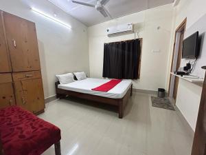 una piccola camera con letto e finestra di Flagship Jbs Eco Stay a Kāziranga