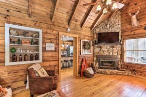 Μια τηλεόραση ή/και κέντρο ψυχαγωγίας στο Stunning Ellijay Cabin with Community Amenities