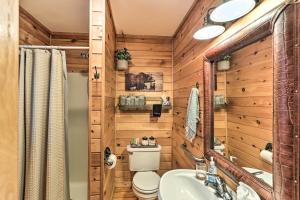 Ένα μπάνιο στο Stunning Ellijay Cabin with Community Amenities +24 φωτογραφίες