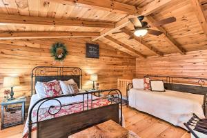 Ένα ή περισσότερα κρεβάτια σε δωμάτιο στο Stunning Ellijay Cabin with Community Amenities