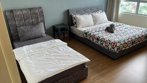 eine Katze auf einem Bett in einem Schlafzimmer in der Unterkunft 3 bedrooms big house saville cheras MRT with balcony in Cheras