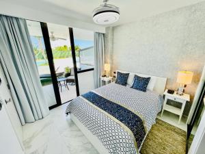 Ліжко або ліжка в номері Beach, Golf, Casino & Infinity Pool condo in Hard Rock, Punta Cana Área, Cana Rock Star