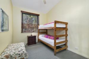 Una cama o camas cuchetas en una habitación  de Cara