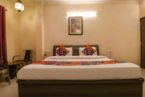 Кровать или кровати в номере FabHotel GD Sunrise Inn Amritsar