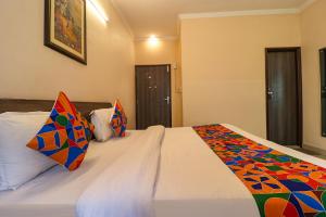 Кровать или кровати в номере FabHotel GD Sunrise Inn Amritsar