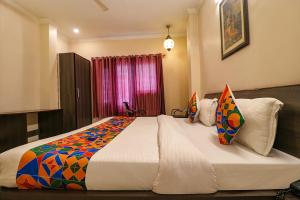 Gulta vai gultas numurā naktsmītnē FabHotel GD Sunrise Inn Amritsar