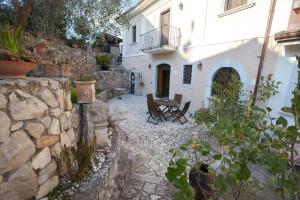 a patio with a table and a building at B&B Le Viole in Arce