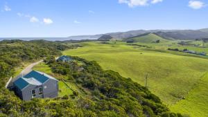 una vista aérea de una casa en medio de un campo en Rivernook, en Johanna