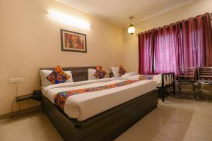 Postel nebo postele na pokoji v ubytování FabHotel GD Sunrise Inn Amritsar