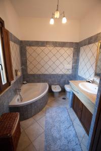 a bathroom with a tub and a toilet and a sink at B&B Le Viole in Arce