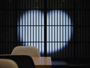 une chambre avec deux chaises, une table et une fenêtre dans l'établissement Hotel -ASIATO-, à Osaka