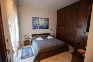 a bedroom with a bed and a painting on the wall at B&B Le Viole in Arce
