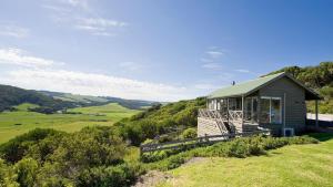 une petite maison sur le flanc d'une colline dans l'établissement Joanna Cottage, à Johanna