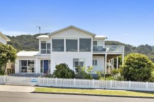 a white house with a white fence at Art House in Apollo Bay