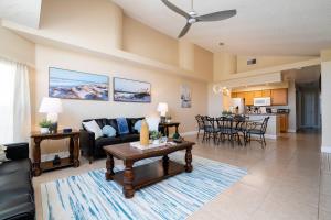 una sala de estar con un sofá y una mesa en Beautiful cozy Retreat near Disney - spacious condo, en Kissimmee