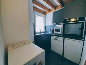 Kuchyňa alebo kuchynka v ubytovaní Maison cosy à Carnac - 3 pièces, Wifi, piscine chauffée, proche plage, commerces et parking inclus - FR-1-477-207