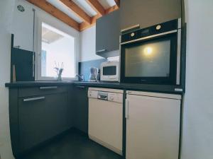 Kuchyňa alebo kuchynka v ubytovaní Maison cosy à Carnac - 3 pièces, Wifi, piscine chauffée, proche plage, commerces et parking inclus - FR-1-477-207