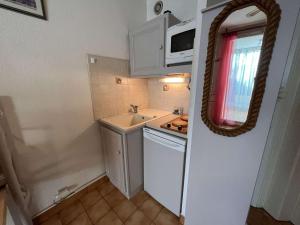 Kuchyňa alebo kuchynka v ubytovaní Charmant studio climatisé en rez-de-jardin, proche plage, avec garage privé à Cavalaire-sur-Mer - FR-1-226B-116 + 6 fotografií
