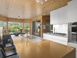 cocina con techo de madera y encimera grande en A Wye s Choice, en Wye River