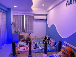 Una habitación para niños con una cama con coches. en Kenting Mola, en Nanwan