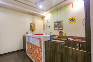 Kuchyň nebo kuchyňský kout v ubytování FabHotel Shivani Residency - Mira Road