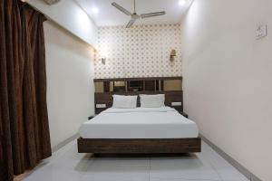 Postel nebo postele na pokoji v ubytování FabHotel Shivani Residency - Mira Road