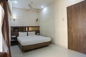 Postel nebo postele na pokoji v ubytování FabHotel Shivani Residency - Mira Road