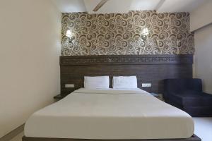 Postel nebo postele na pokoji v ubytování FabHotel Shivani Residency - Mira Road
