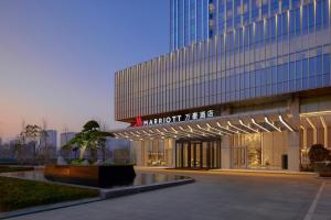 Changzhou Marriott Hotel Jintan في تشانغتشو: اطلالة على مبنى عليه لافته