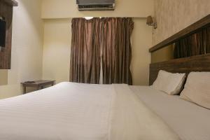 Postel nebo postele na pokoji v ubytování FabHotel Shivani Residency - Mira Road