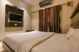 Postel nebo postele na pokoji v ubytování FabHotel Shivani Residency - Mira Road