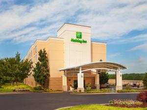 a building with a sign on top of it at Holiday Inn Baltimore BWI Airport by IHG in Linthicum Heights