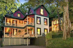 Una casa grande con un azul y blanco en The 1883 Peabody House Bed & Breakfast, en Eureka Springs