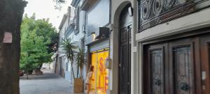 un edificio con una puerta amarilla en una calle en Stilo Duplex En Punta Carretas, en Montevideo