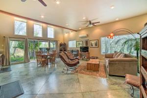 ein Wohnzimmer mit Sofa und Tisch in der Unterkunft Hilltop Loft Ukiah Vacation Rental! in Ukiah