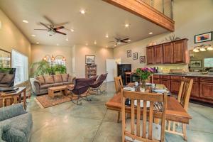 eine Küche und ein Wohnzimmer mit Tisch und Stühlen in der Unterkunft Hilltop Loft Ukiah Vacation Rental! in Ukiah
